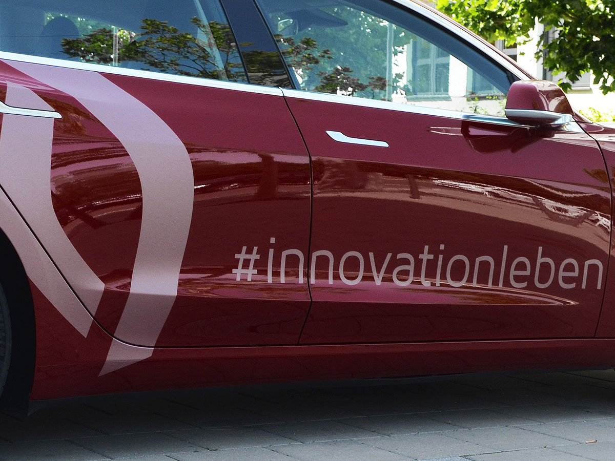Bayern Innovativ GmbH, Tesla mit Branding