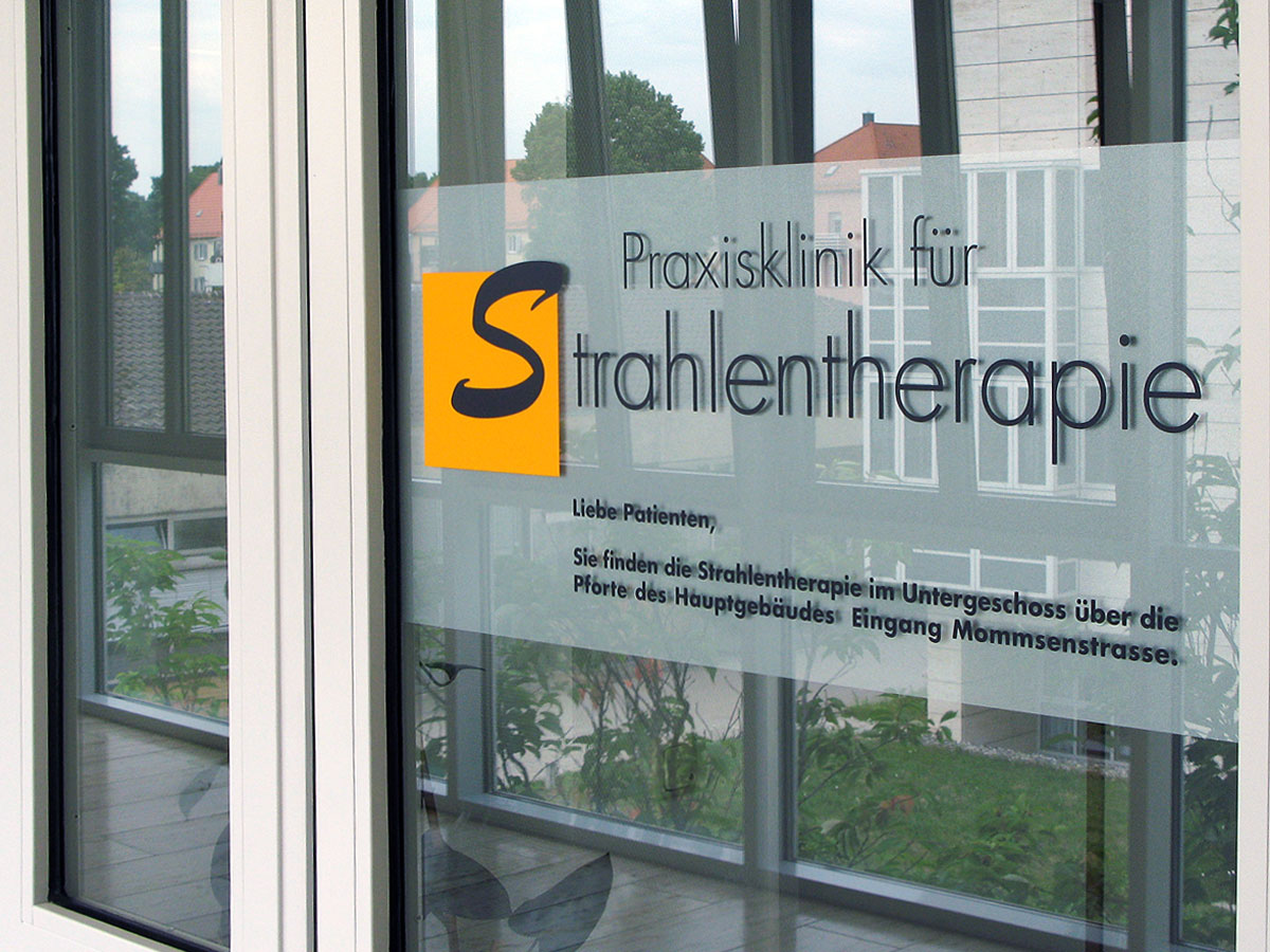 Corporate Design. Beschilderung für die Praxisklinik für Stahlentherapie, Nürnberg